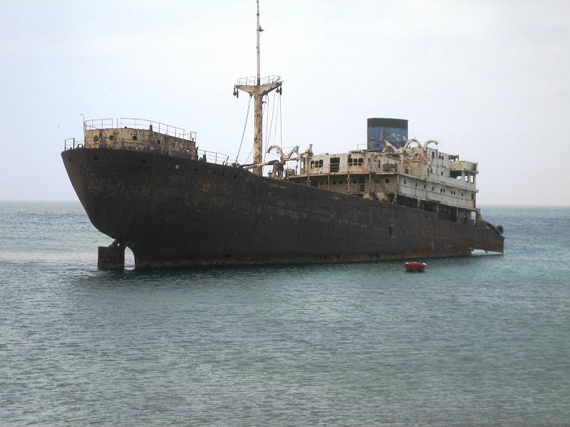 IMG_1646.JPG - Schiffswrack im Hafen bei Arrecife