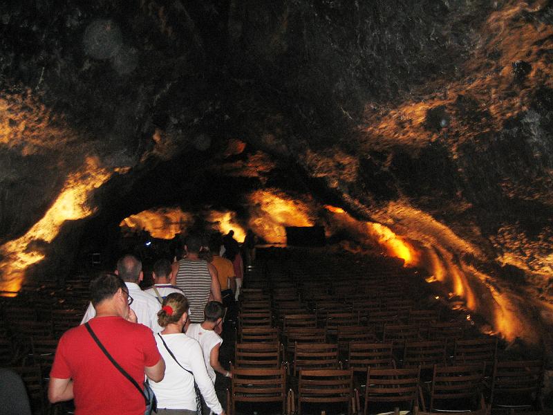 IMG_1664.JPG - Auditorium für Musikkonzerte "Cueves del Verdes" (Lavatunnel mit ~5 km Länge)